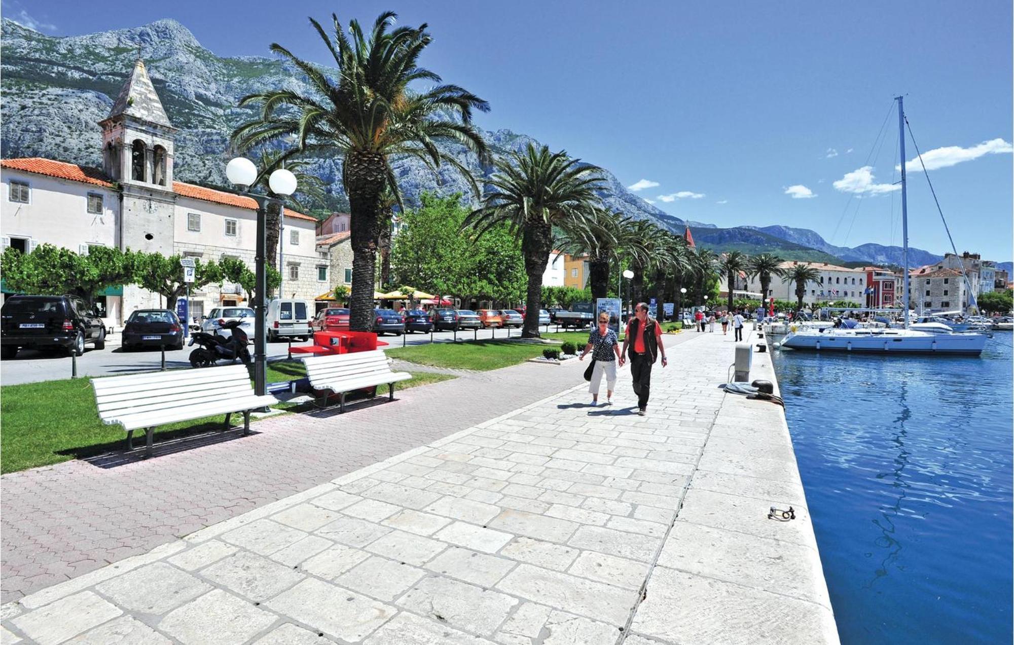 Awesome Apartment In Makarska With Kitchen Bagian luar foto