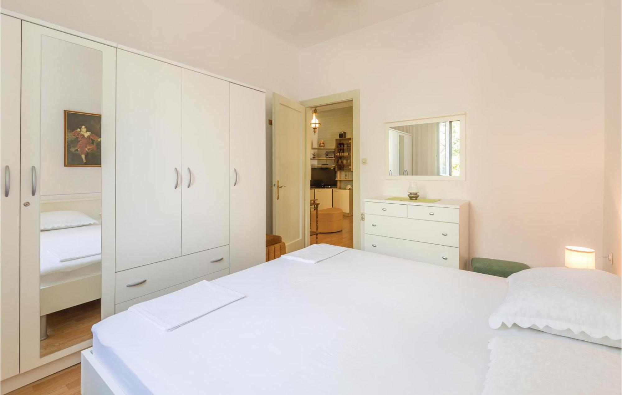 Awesome Apartment In Makarska With Kitchen Bagian luar foto