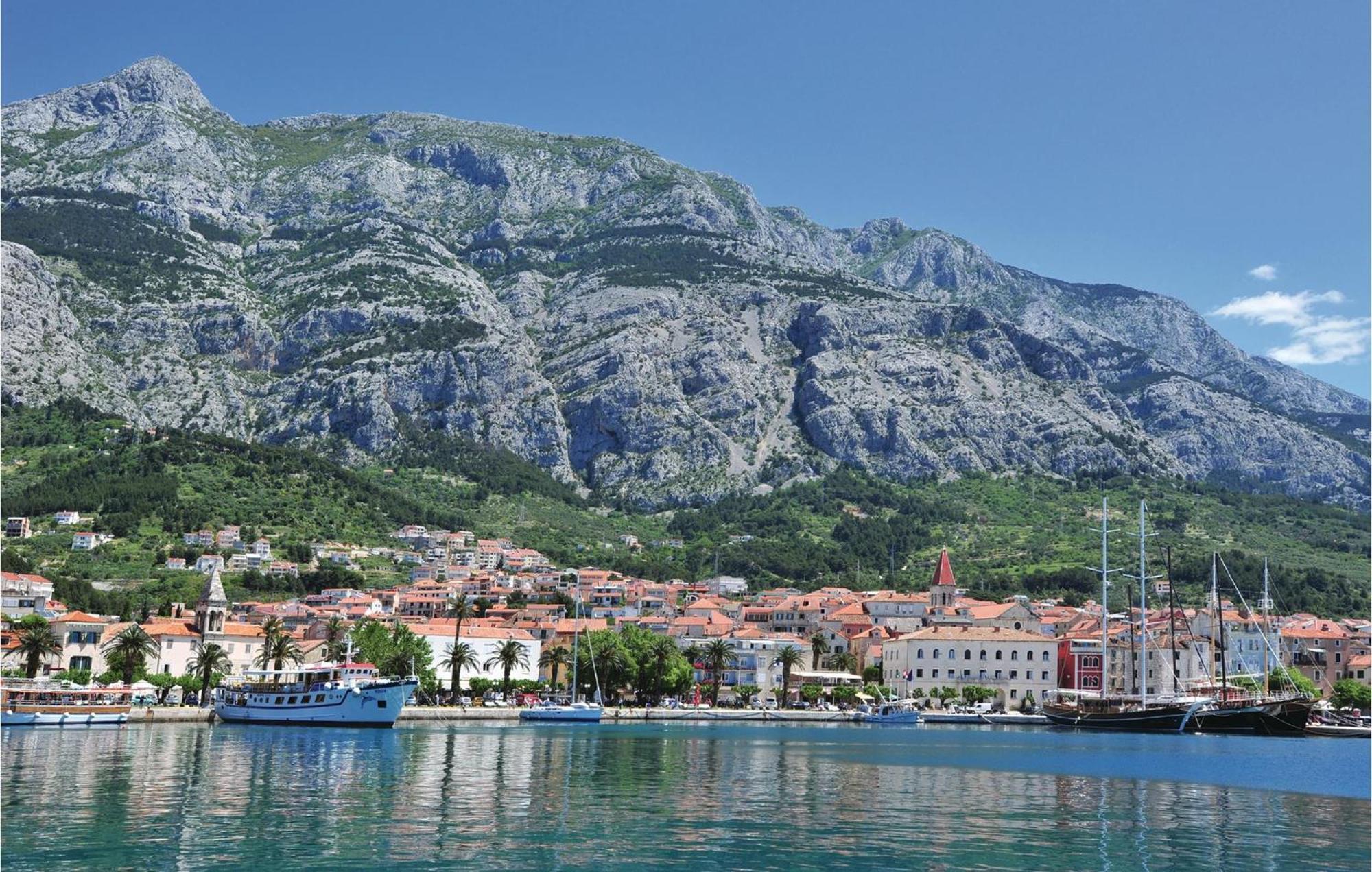 Awesome Apartment In Makarska With Kitchen Bagian luar foto