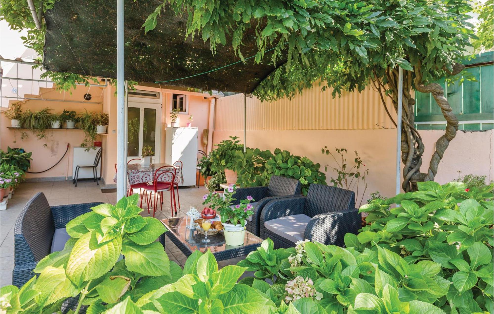 Awesome Apartment In Makarska With Kitchen Bagian luar foto
