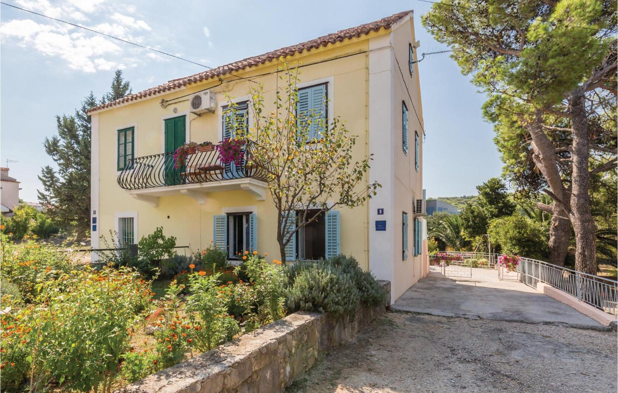 Awesome Apartment In Makarska With Kitchen Bagian luar foto