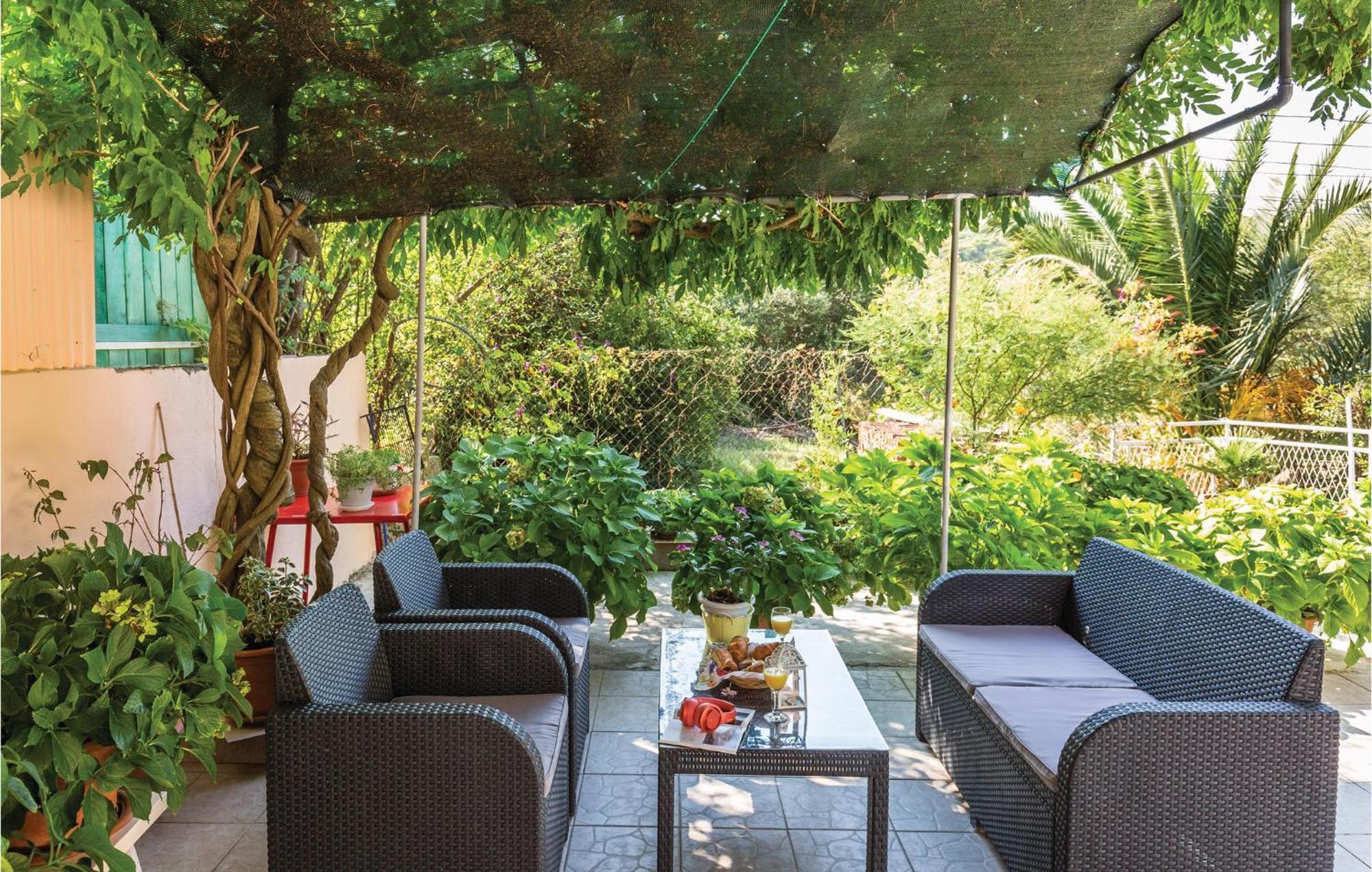 Awesome Apartment In Makarska With Kitchen Bagian luar foto