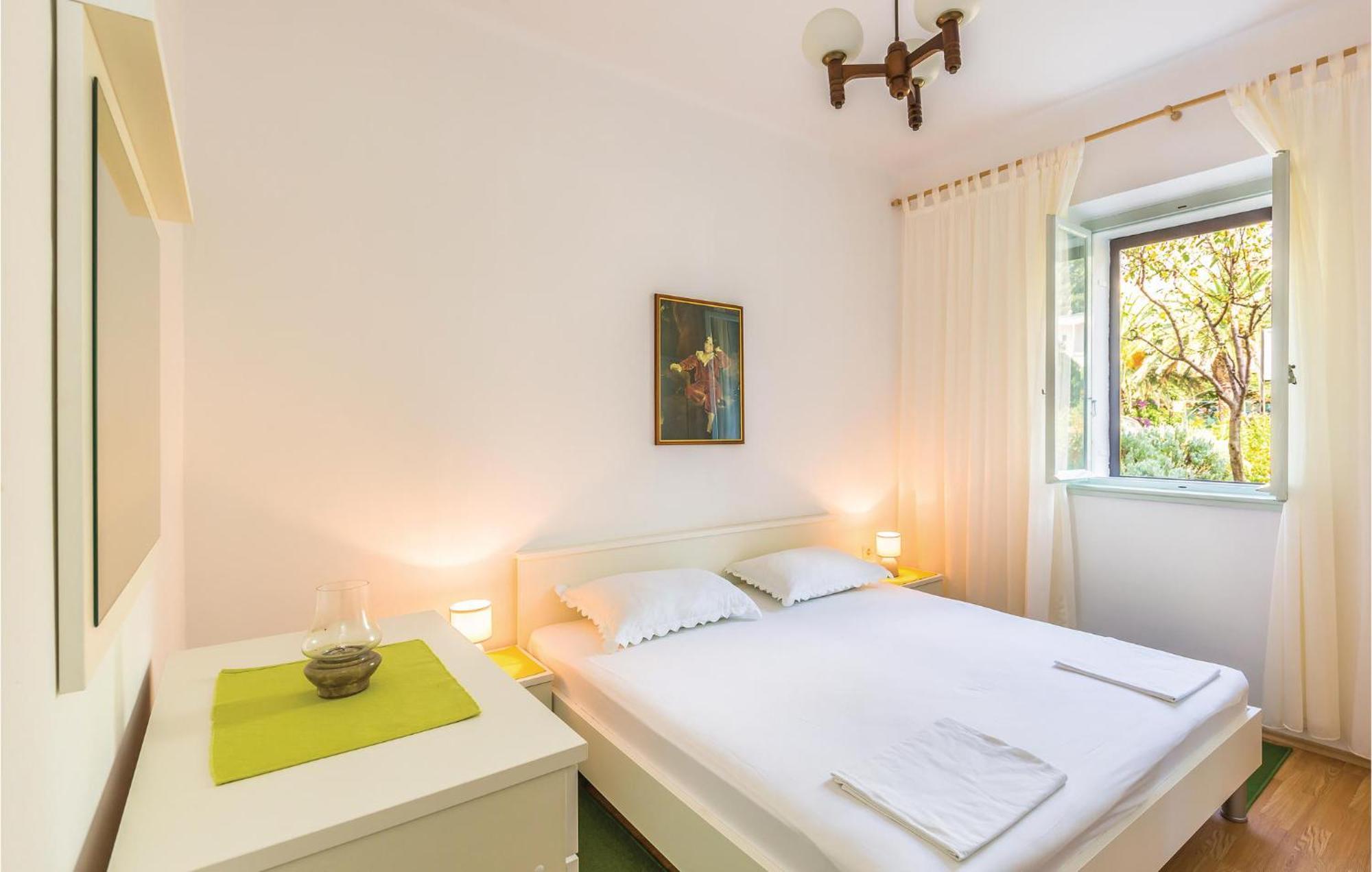 Awesome Apartment In Makarska With Kitchen Bagian luar foto