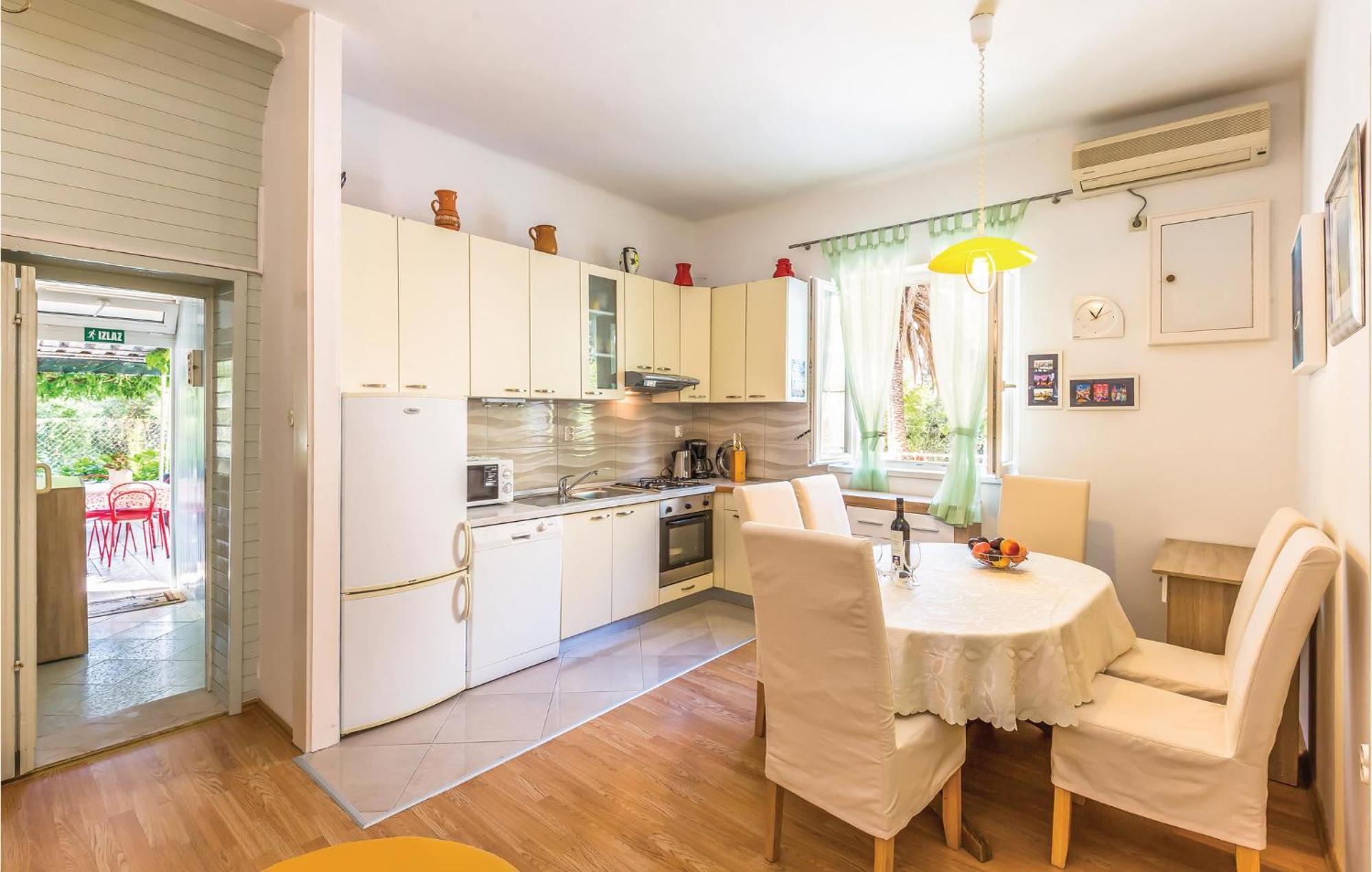 Awesome Apartment In Makarska With Kitchen Bagian luar foto